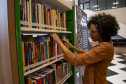 Biblioteca Pública do Paraná inaugura Estante Afro — Maria Águeda com mais de 500 livros. Foto: Kraw Penas/SEEC 