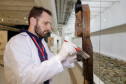 Trabalho de manutenção e restauração das obras de artes no Museu Oscar Niermeyer (MON). Na foto Humberto Imbrunísio, coordenador do setor de Conservação e Restauro do MON.
