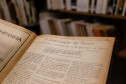 Acervo de obras raras da Biblioteca Pública do Paraná possui livro de 1584 