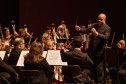 Concerto da Orquestra Sinfônica do Paraná com pianista português lota o Guairão