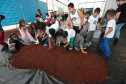 Crianças participam da 1ª oficina de confecção de tijolos do futuro Centre Pompidou Paraná