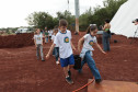 Crianças participam da 1ª oficina de confecção de tijolos do futuro Centre Pompidou Paraná