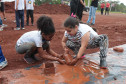 Crianças participam da 1ª oficina de confecção de tijolos do futuro Centre Pompidou Paraná