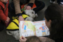 Biblioteca Pública do Paraná (BPP) -  SEÇÃO INFANTIL - Leitura amiga - As crianças escolhem seus livros preferidos e leem com os animais adestrados do Instituto Cão Amigo &amp; Cia.
