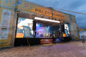No final da tarde, veranistas aproveitam shows de artistas locais nos Palcos Sunset