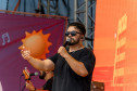 No final da tarde, veranistas aproveitam shows de artistas locais nos Palcos Sunset