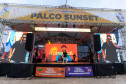 No final da tarde, veranistas aproveitam shows de artistas locais nos Palcos Sunset
