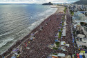 Gusttavo Lima faz show de 3 horas para multidão de 265 mil pessoas na praia de Matinhos