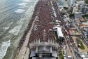 Gusttavo Lima faz show de 3 horas para multidão de 265 mil pessoas na praia de Matinhos