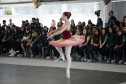 Arte para todos: Escola de Dança Teatro Guaíra se apresenta em escola de Curitiba