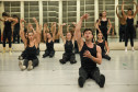 Bailarino do Grupo Corpo ministra aula para alunos da Escola de Dança Teatro Guaíra