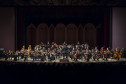Orquestra Sinfônica do Paraná se apresenta com maestro inglês da Filarmônica de Goiás.