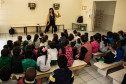 Edital para narradores de histórias está aberto; na foto, contação de histórias no CMEI Dorothy Stang, em Curitiba. 