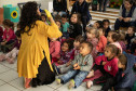 Edital para narradores de histórias está aberto; na foto, contação de histórias no CMEI Dorothy Stang, em Curitiba. 