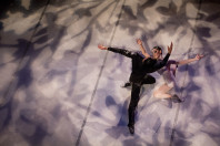 Imagem do espetáculo do Balé Teatro Guaíra "O Lago dos Cisnes". Foto Cayo Vieira.