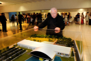 Jaime Lerner diante da maquete do Museu Oscar Niemeyer