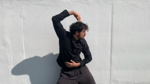 Bailarino durante a coreografia do vídeo "birds"