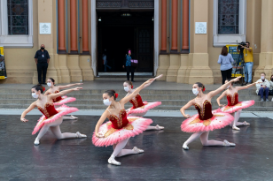 Escola de Dança do Teatro Guaíra se apresenta no Parque São Lourenço neste sábado
