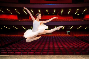 Bailarina faz salto no palco do teatro guaíra