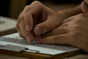 Mãos sobre teclado braile