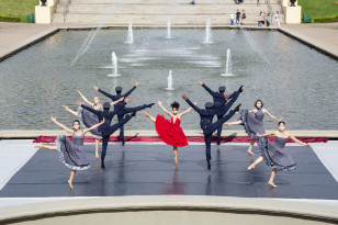 Corpo de dança do Teatro Guaíra se apresenta em espaços públicos
