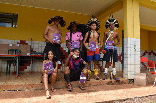 Índios Kaingang do Apucaraninha lançam livro com apoio da Copel - Comunidade comemora com visitantes o lançamento da publicação