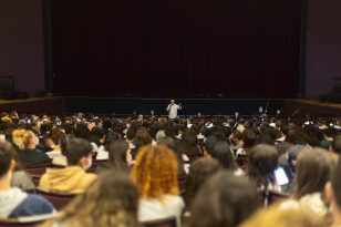 Teatro Guaíra recebe alunos de escolas públicas de Curitiba para apresentação de “Terra Brasilis”