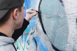 Homem trabalha em grafite 