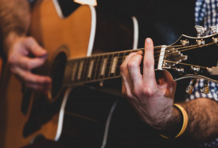 Close de homem tocando violão