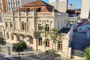 Fachada do Museu da Imagem e do Som do Paraná