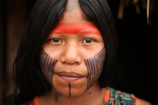 Rosto de jovem indígena