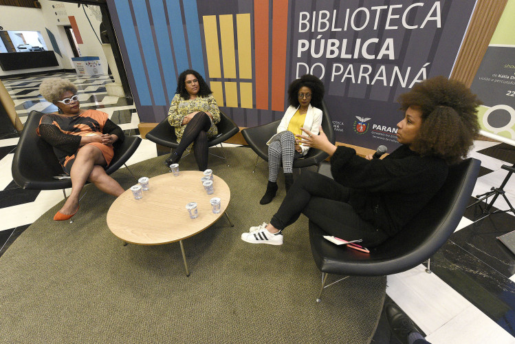 Primeira mesa do ciclo de "Diálogos sobre o mundo do trabalho da mulher negra" sobre afroempreendedorismo criativo