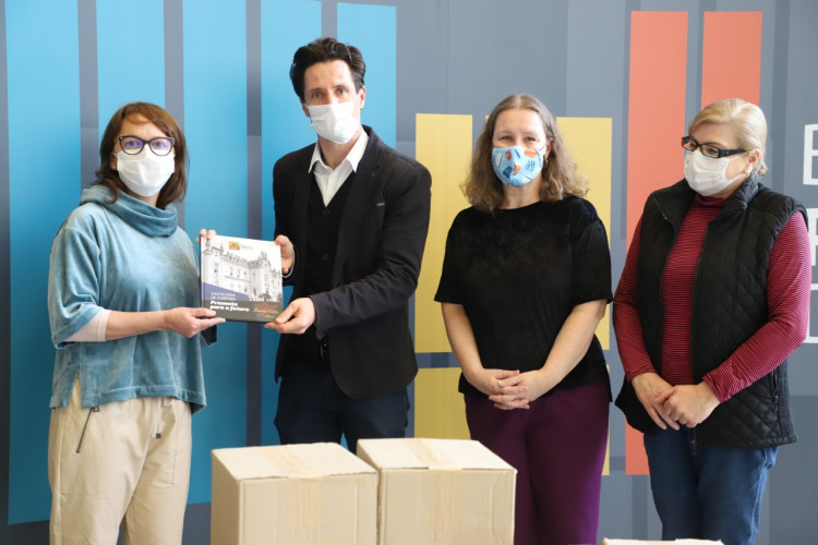 Doeção de livros à Biblioteca Pública do Paraná.