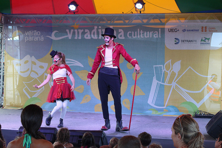 Casal vestido de palhaço se apresenta no circo