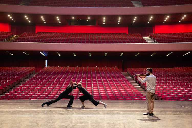 Bailarinos ensaiam no palco do teatro Guaíra