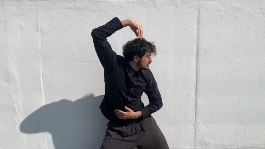 Bailarino durante a coreografia do vídeo "birds"