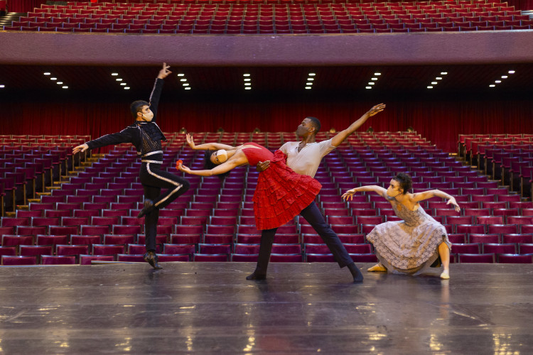 Equipe do Guaíra em coreografia de Carmen