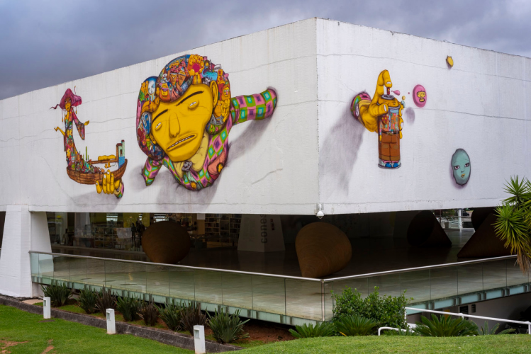 Intervenção d'OSGEMEOS na fachada do MON