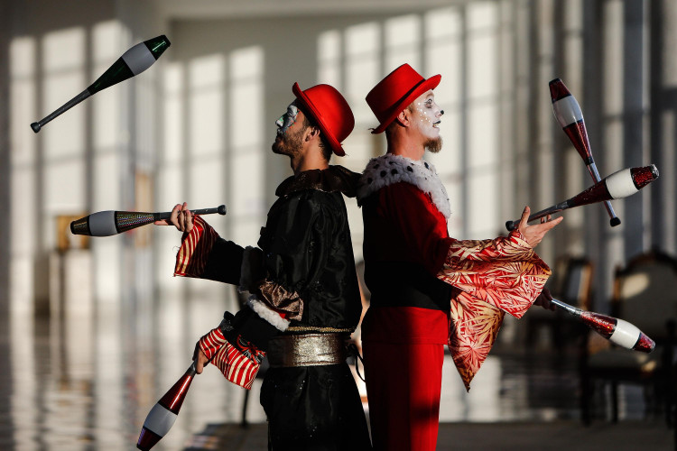 Palhaços fazem malabarismo