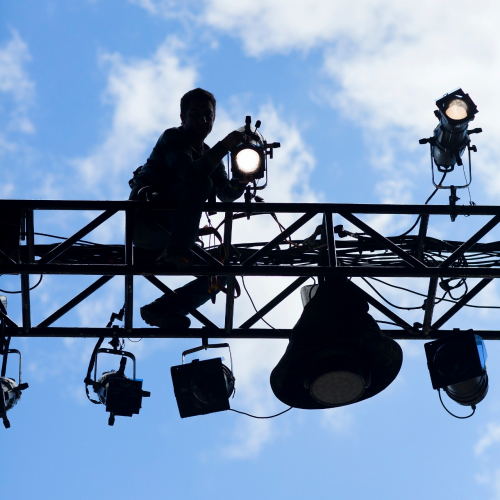 Técnico ajusta holofote