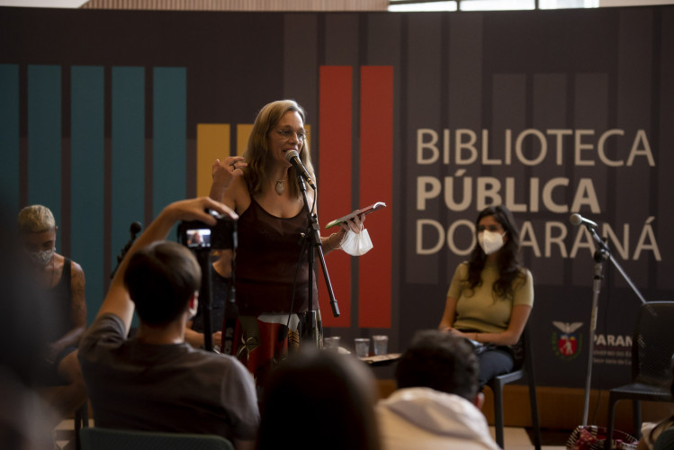 Fátima Ortiz, diretora teatral, dramaturga, atriz, arte educadora e diretora de produção, participa de evento da Biblioteca