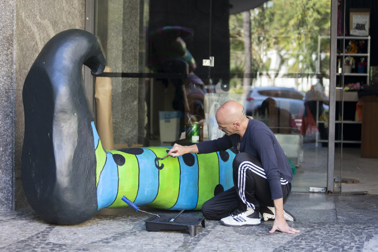 Técnico trabalha em obra