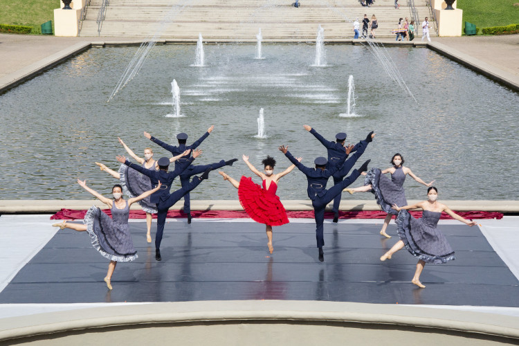 Corpo de dança do Teatro Guaíra se apresenta em espaços públicos