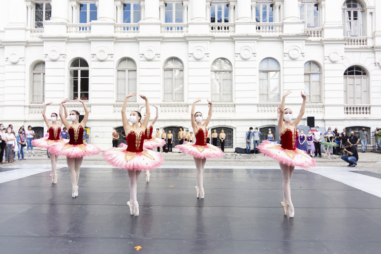 Corpo de dança do Teatro Guaíra se apresenta em espaços públicos