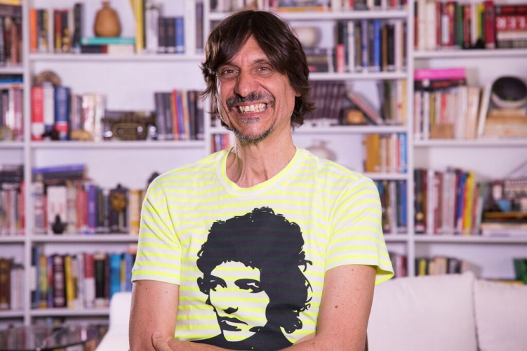 Eduardo Bueno mostra seu garbo e elegância em um sorriso que seria melhor descrito como um esgar