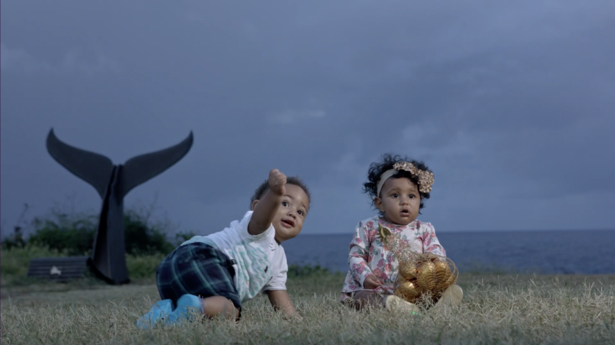 Frame de É Proibido Nascer no Paraíso, de Joana Nin