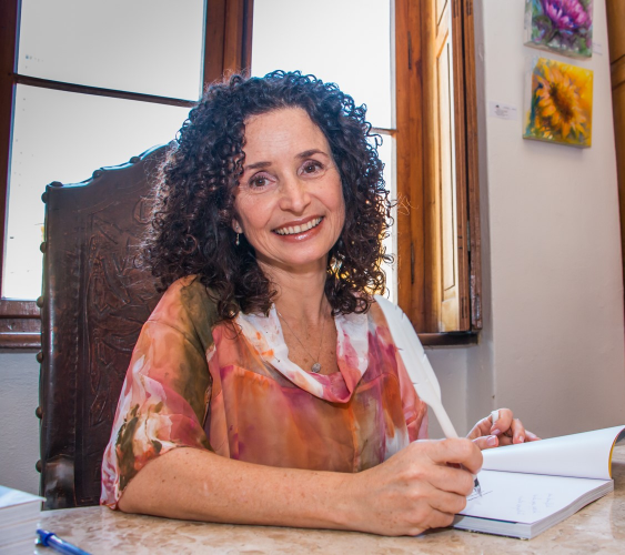 A escritora Priscila Prado