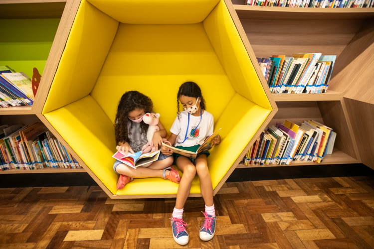 Crianças leem na biblioteca