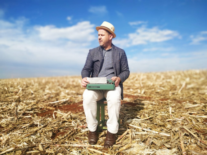 Poeta Alvaro Posselt ministra oficina gratuita para 80 alunos na Biblioteca Pública