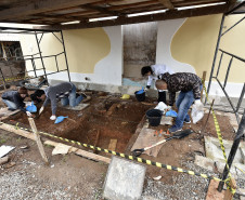 Museu Paranaense conduz escavações arqueológicas no centro histórico de Curitiba